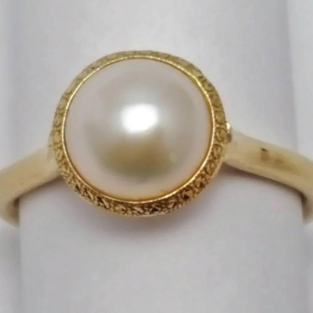 Beautiful 18K Karat Yellow Gold Designer Diamond Cut Pearl Ring - Size 10